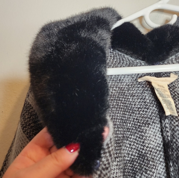 NWT Soft Surroundings Wool Alpaca Blend Black Grey Plaid Poncho Faux Fur Collar - Picture 15 of 16